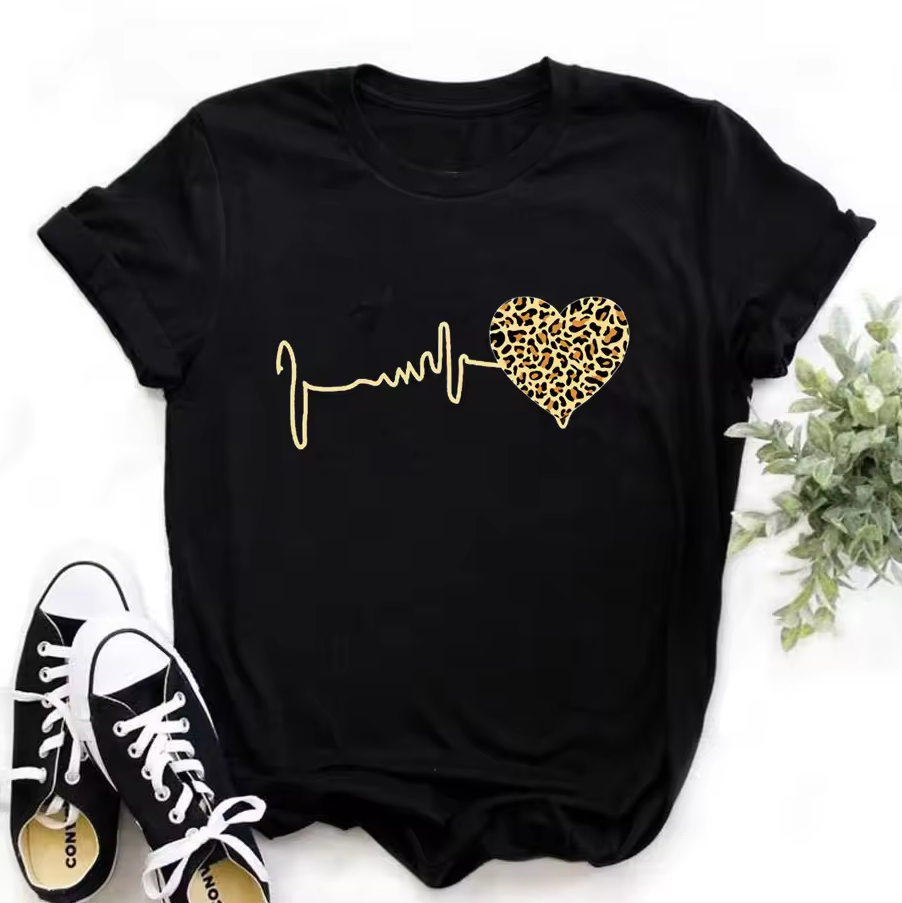 Graphic print short-sleeved T-shirt with heart design